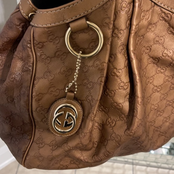 Large glossy metallic bronze Gucci hobo bag. - Picture 2 of 10